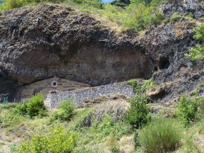 Chapelle de la Madeleine construite dans la roche.