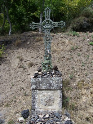 Croix ornée de petits cailloux apportés par les pélerins